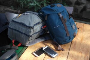 mochila empilhada de viajantes mochileiros 